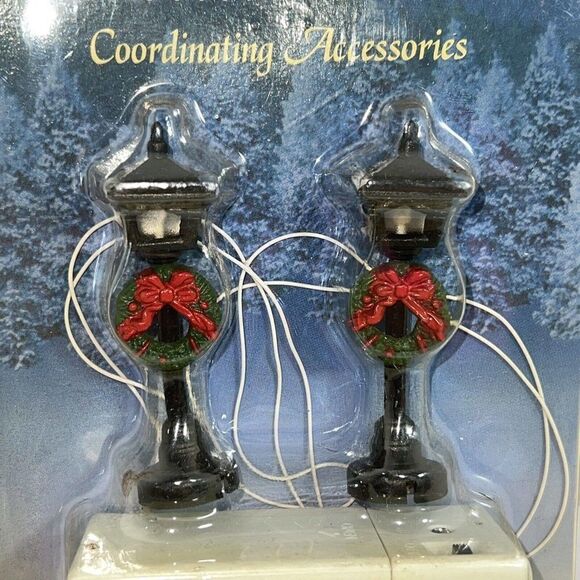 2 Cobblestone Corners Collectibles Accessories Lights Lampposts Wreaths - Picture 2 of 3